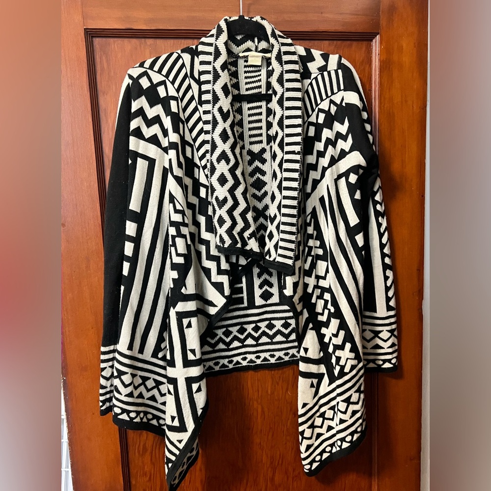 Urban Outfitters Geometric Black and White Women's Sweater VGUC